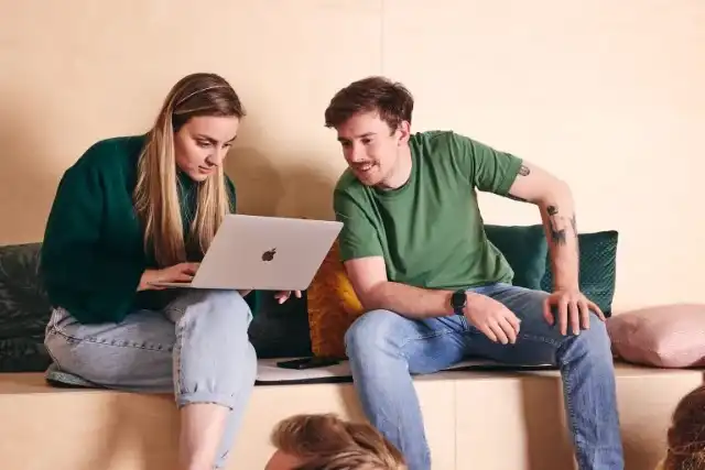 Ella en Jan-Bart van Doorstep aan de laptop