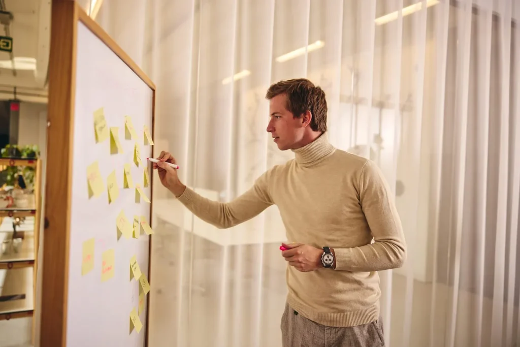 Doorstep-collega werkt een campagneplan uit op het whiteboard