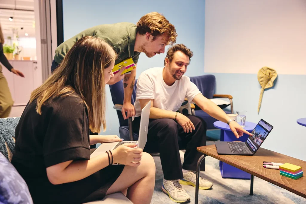 Drie Doorstep-collega's bekijken een campagne op het scherm