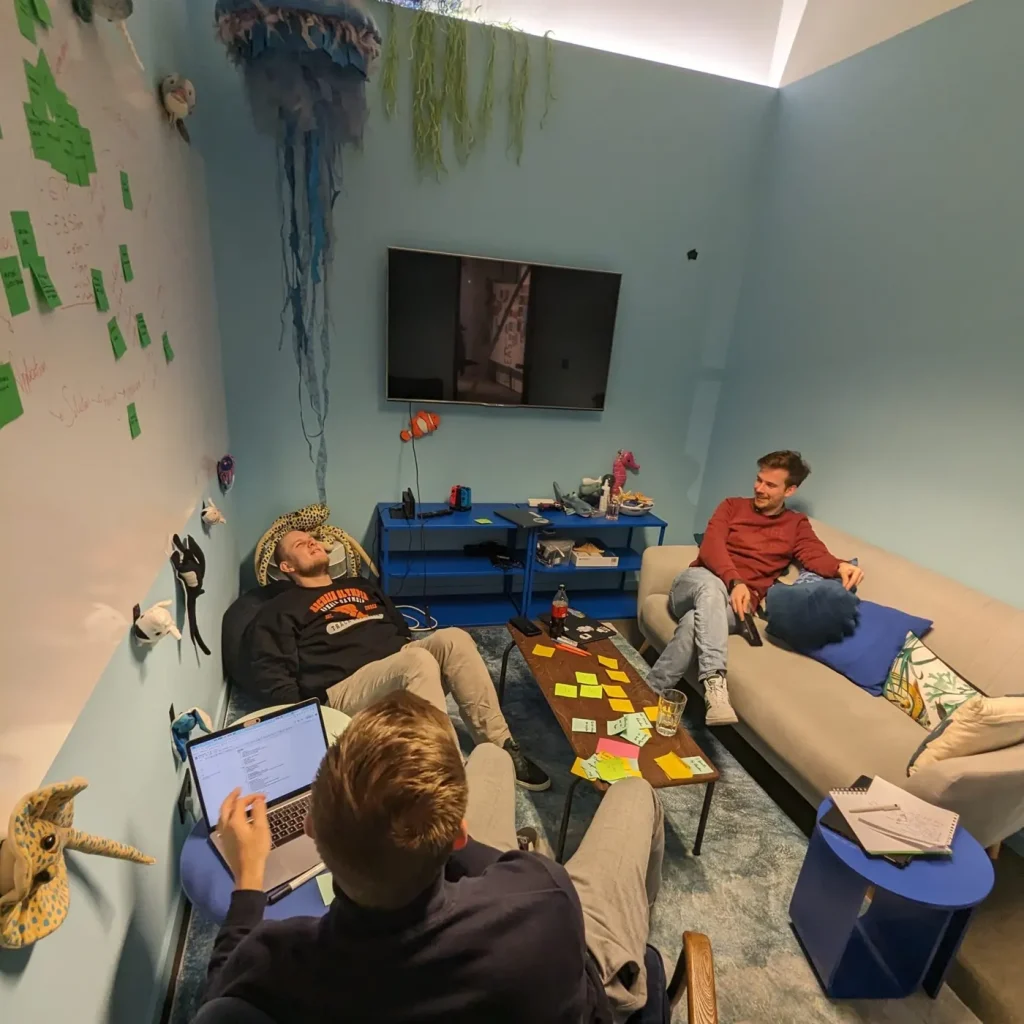 Het Doorstep-team brainstormt in de vergaderzaal